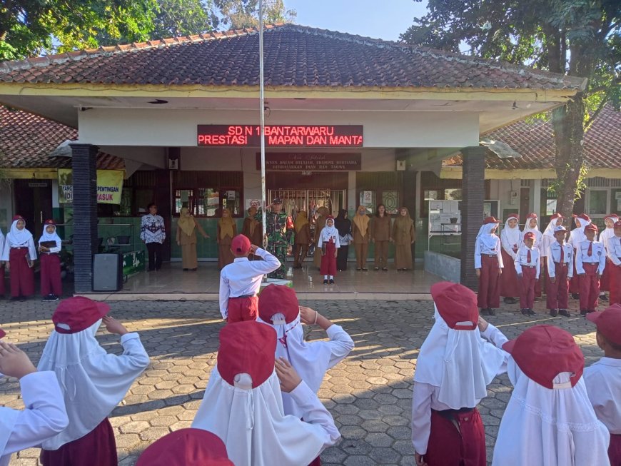  Babinsa Jadi Pembina Upacara di SDN 1 Bantarwaru