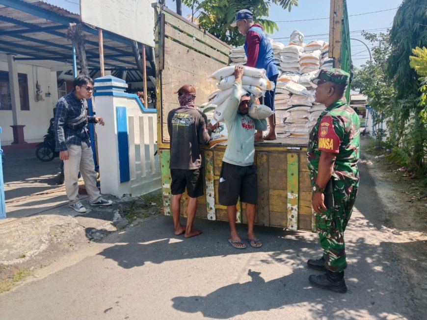 Babinsa Sumurpanggang Monitoring Pendistribusian Bantuan Beras dari Bulog untuk Warga