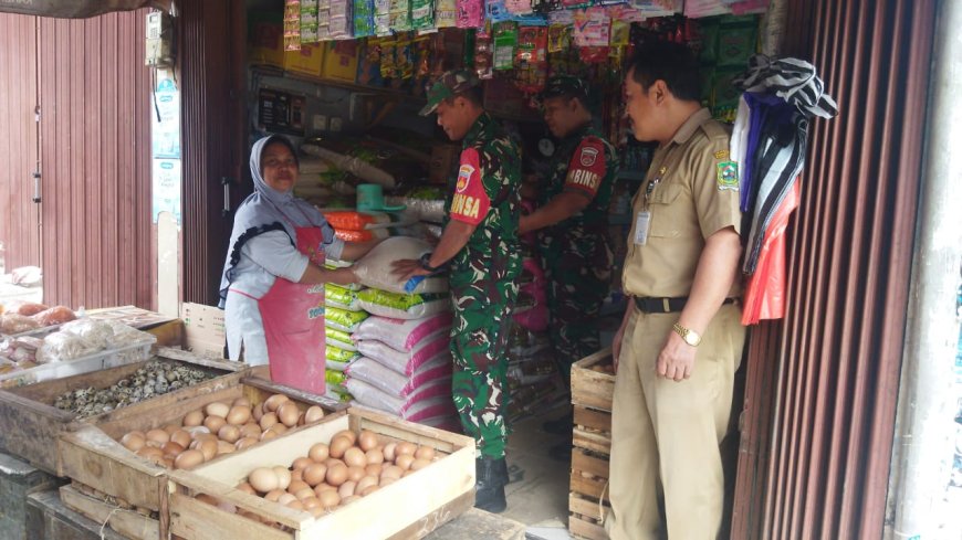 Babinsa Karangkobar Turun ke Pasar Pantau Stabilitas Harga dan Ketersediaan Sembako