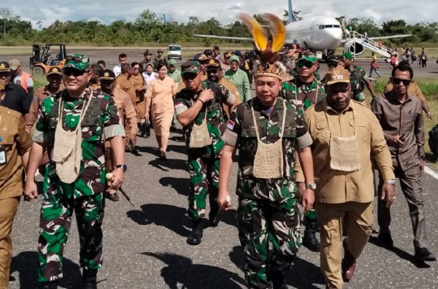 Danrem 172/PWY Sambut Pangdam XVII/Cenderawasih Saat Kunjungan Kerja ke Yahukimo