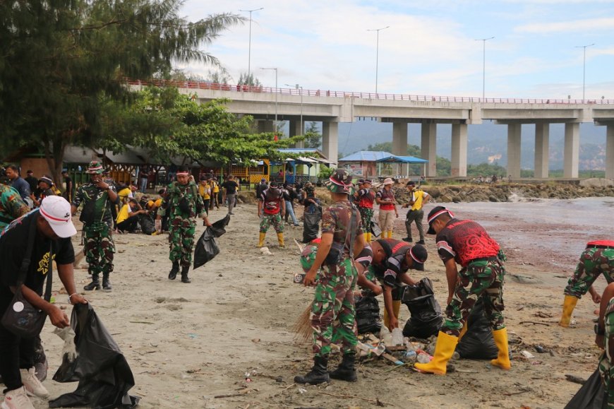 Generasi Muda FKPPI Bersama TNI Polri Gelar Aksi Bersih Pantai Jembatan Merah Sambut HUT RI