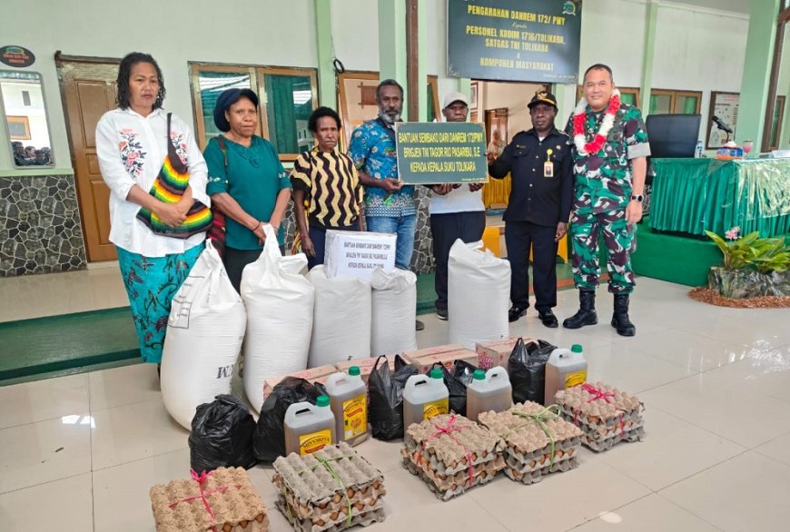 Danrem 172/PWY Serahkan Bantuan Sembako untuk Kepala Suku di Tolikara