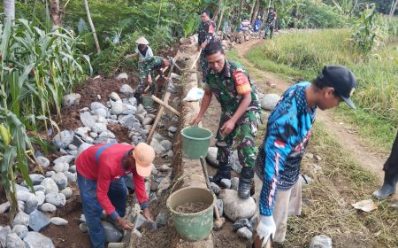  Serma Sagi Babinsa Koramil 10 Bawang Kerja Bakti Perbaiki Irigasi Pertanian