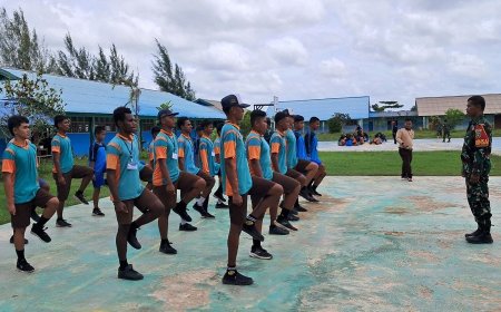 Babinsa Pos Ramil Tanah Miring Melatih Baris-Berbaris di SMP Negeri 8 Merauke