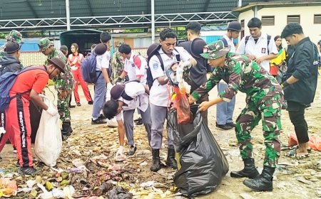 Bersatu Dengan Alam, Kodim 1701/Jayapura Turut Sukseskan Karya Bakti Pembersihan Lingkungan Pasar Youtefa