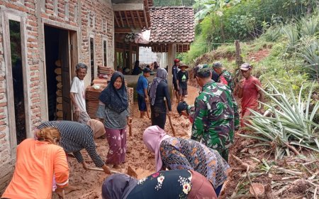 Babinsa Bantu Warga Melaksanakan Kerja Bakti Pembersihan Tanah