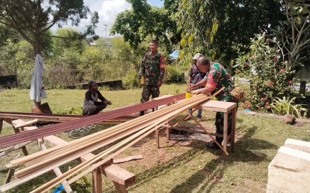 Babinsa & Pemuda Doyo Lama Gotong Royong, Rumah Tokoh Adat Tampil Baru