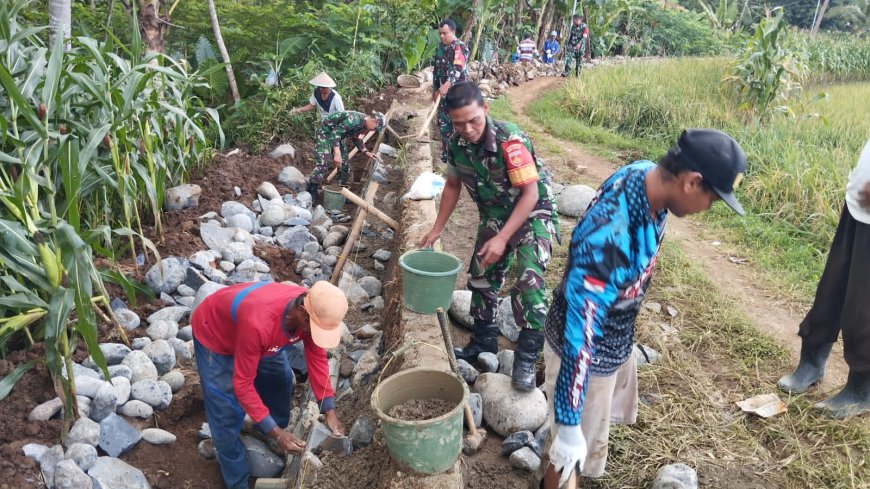  Serma Sagi Babinsa Koramil 10 Bawang Kerja Bakti Perbaiki Irigasi Pertanian