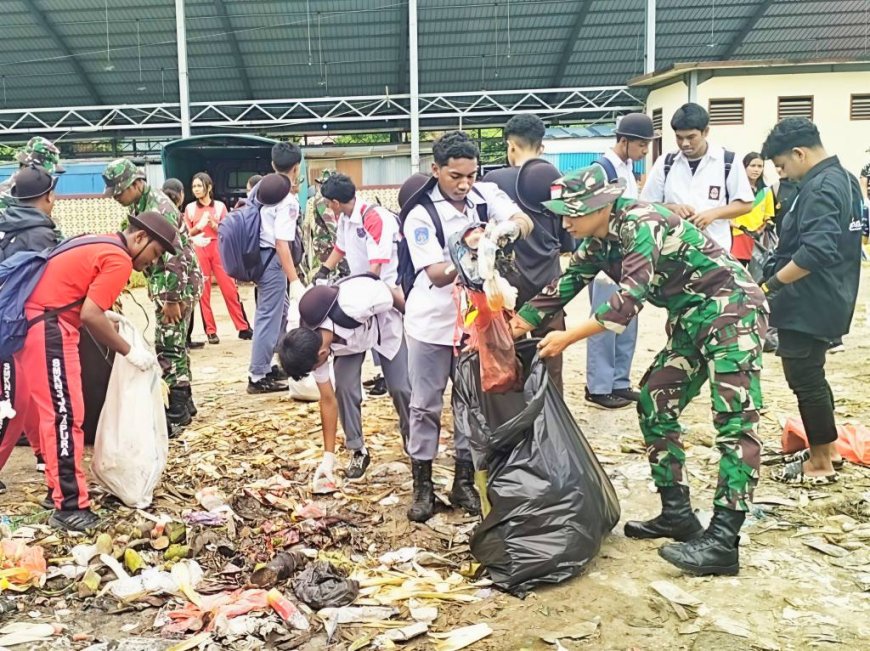 Bersatu Dengan Alam, Kodim 1701/Jayapura Turut Sukseskan Karya Bakti Pembersihan Lingkungan Pasar Youtefa