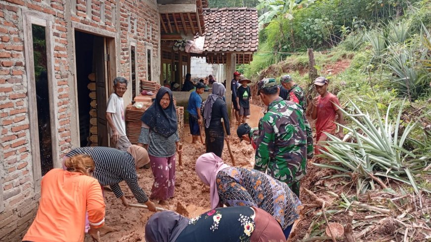 Babinsa Bantu Warga Melaksanakan Kerja Bakti Pembersihan Tanah
