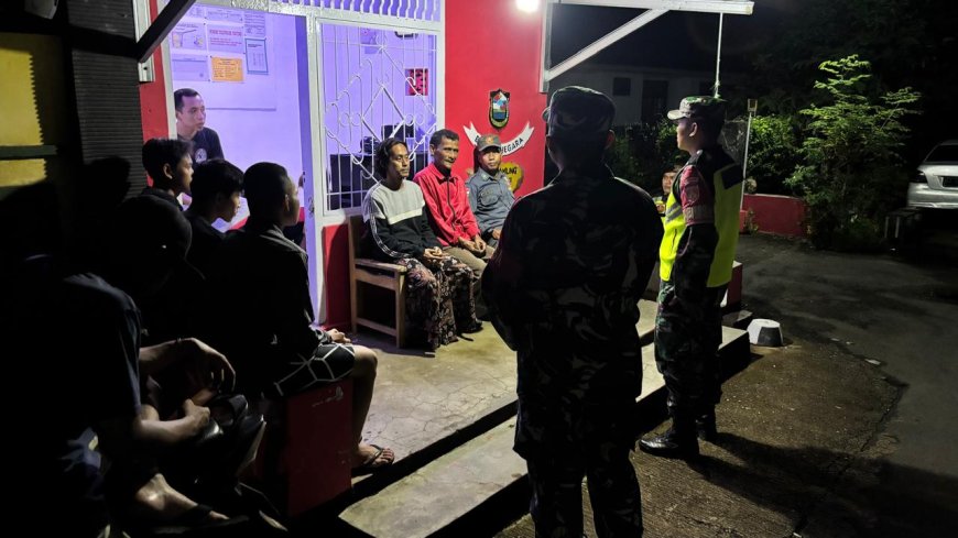 Babinsa Koramil 02 Klampok Bersama Anggota Linmas Dan Banser Aktif Dalam Kegiatan Siskamling