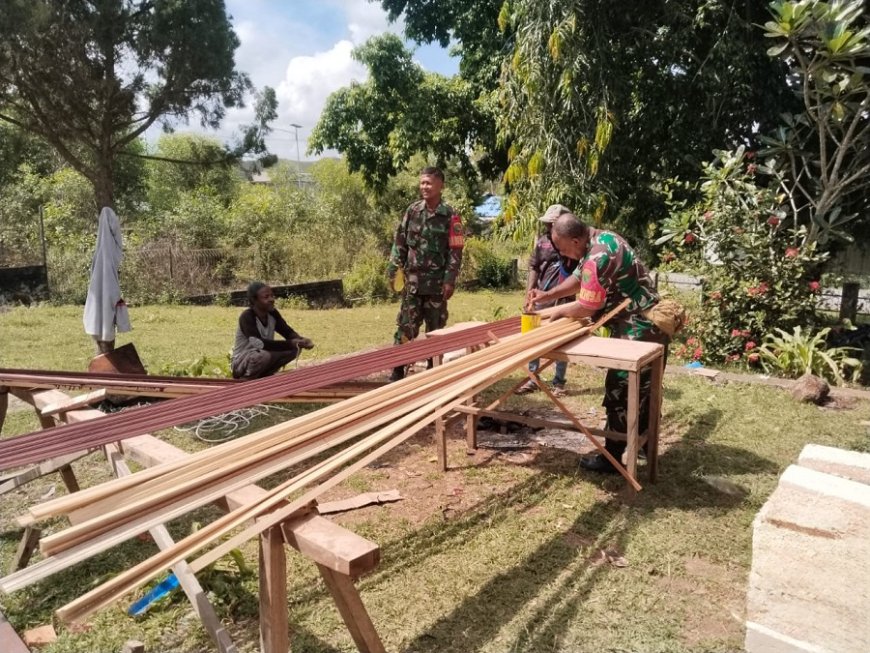 Babinsa & Pemuda Doyo Lama Gotong Royong, Rumah Tokoh Adat Tampil Baru