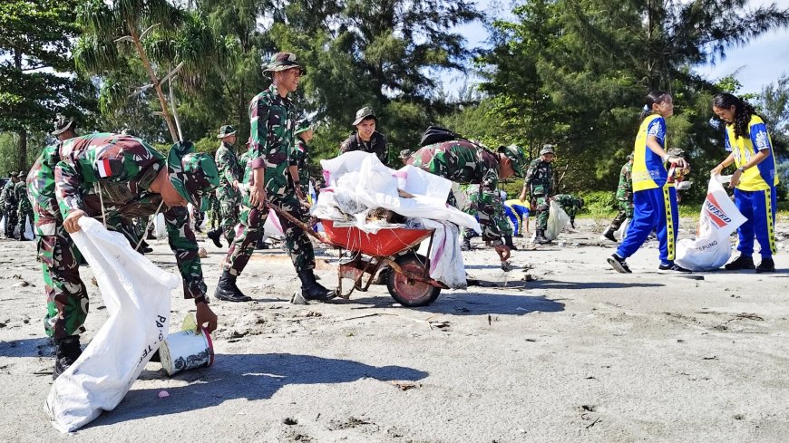 Kodim 1701/Jayapura Turut Ambil Bagian Dalam Karya Bakti HUT ke-62 Korem 172/PWY di Pantai Holtekamp