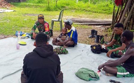 Babinsa Kimaam Jalin Keakraban Dengan Warga Melalui Komsos di Kampung Teri