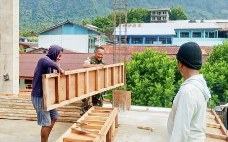 Wujud Dukungan TNI pada Dunia Pendidikan, Babinsa Sentani Turut Bantu Pembangunan Ruang Laboratorium SMKS TIK YPKP Sentani