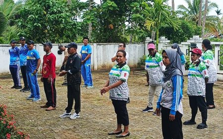 Danramil Okaba Ikuti Jalan Santai HKN ke-61, Ajak Warga Hidup Sehat dan Jaga Kebersihan