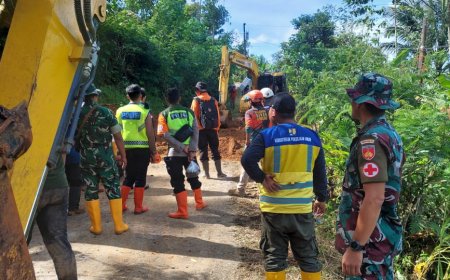 Tim Kesehatan TNI Beri Pelayanan bagi Pengungsi Longsor
