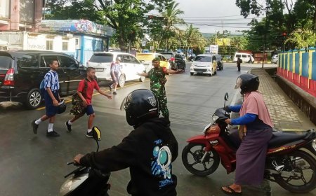 Pandu Penyeberangan, Upaya Kodim Jayapura Jaga Pelajar di Wilayah Rawan Kecelakaan
