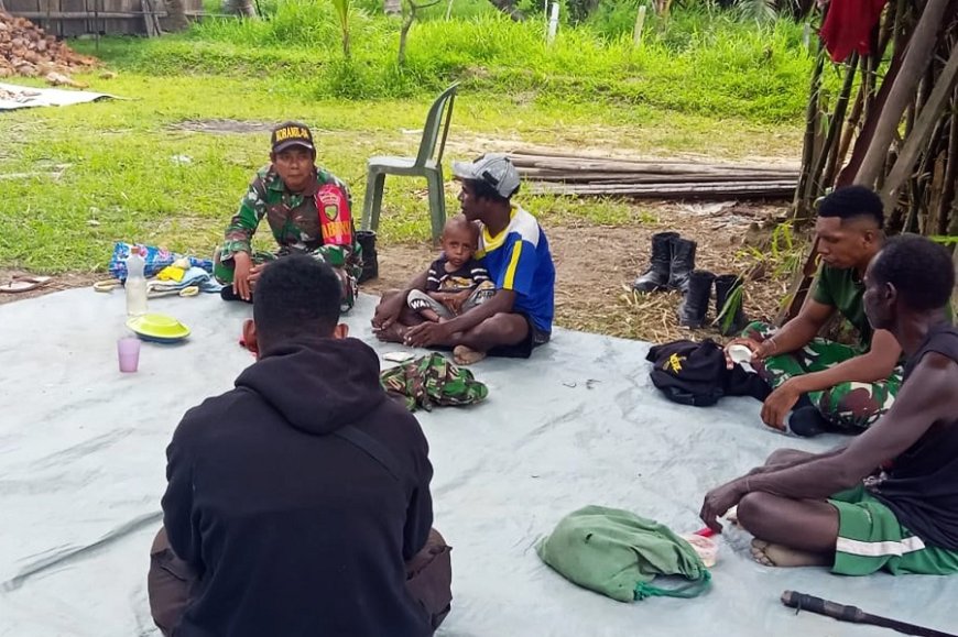 Babinsa Kimaam Jalin Keakraban Dengan Warga Melalui Komsos di Kampung Teri
