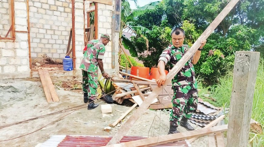 Babinsa Hadir untuk Rakyat: Gotong Royong Babinsa Jayapura Utara Bantu Warga Binaan Bangun Rumah