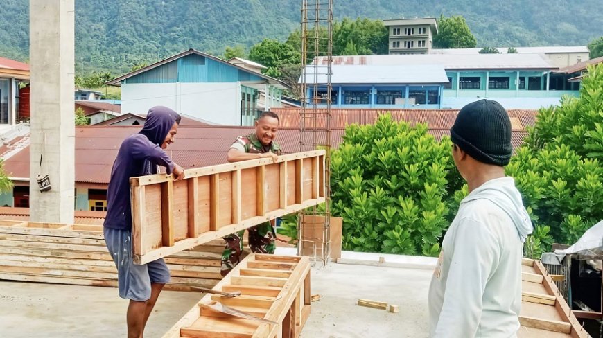 Wujud Dukungan TNI pada Dunia Pendidikan, Babinsa Sentani Turut Bantu Pembangunan Ruang Laboratorium SMKS TIK YPKP Sentani