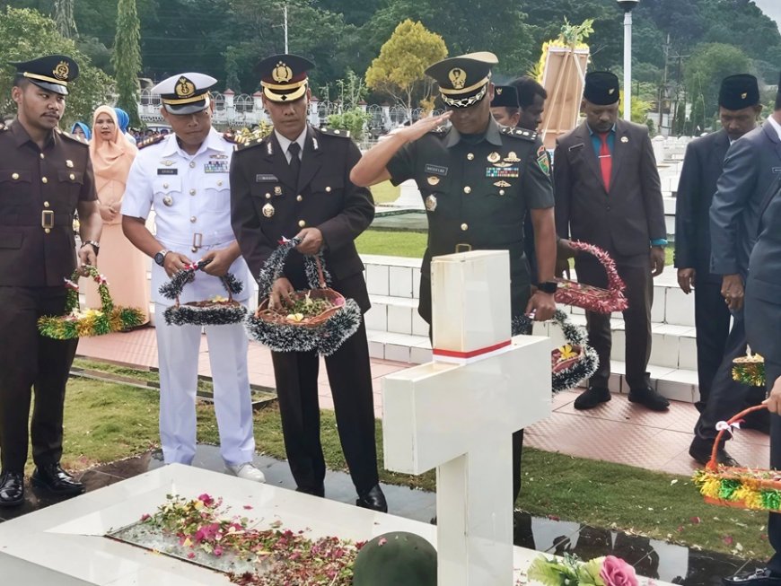 Kasdim 1701/Jayapura Bersama Forkopimda Ziarah dan Tabur Bunga Kenang Jasa Pahlawan