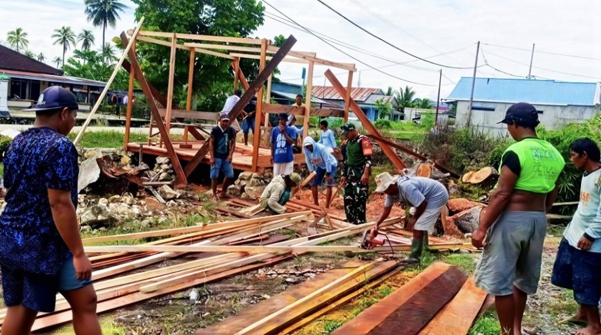 Babinsa Muara Tami dan Bhabinkamtibmas Bersama Warga Gotong Royong Bangun Pos Kamling Perkuat Keamanan Lingkungan