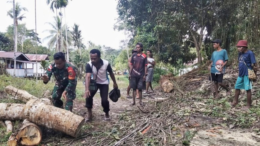Hambat Aktivitas Warga, Babinsa Web Gotong Royong Bersihkan Pohon Tumbang