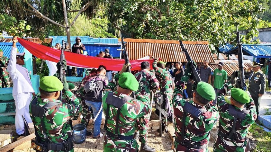 Kasdim 1701/Jayapura Berikan Penghormatan Terakhir Saat Pimpin Upacara Pemakaman Militer Prajurit Terbaiknya