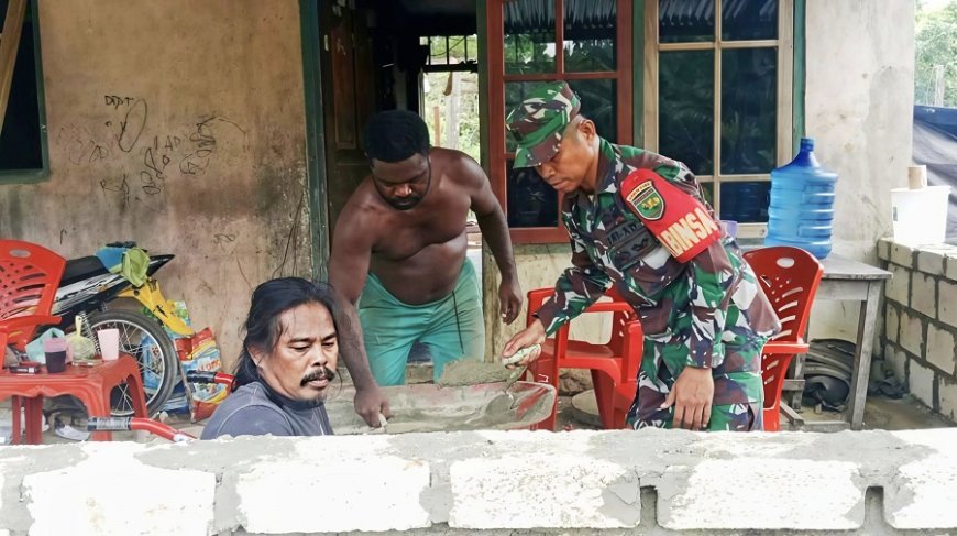 TNI Hadir untuk Rakyat: Babinsa 1701-16/Unurum Guay Gotong Royong Rehab Rumah Warga