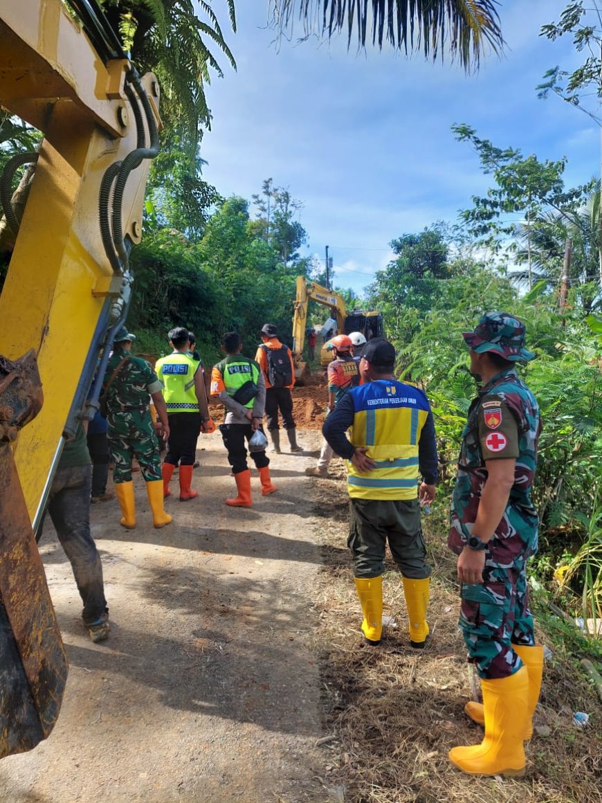 Tim Kesehatan TNI Beri Pelayanan bagi Pengungsi Longsor