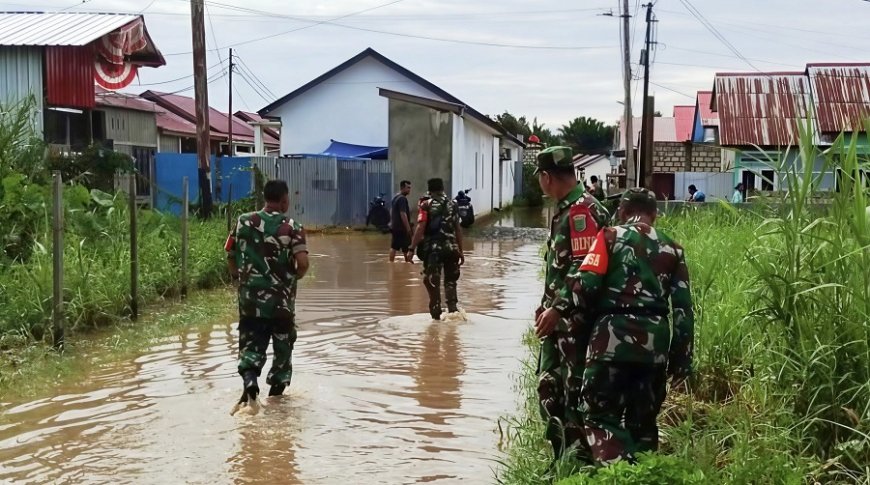 Pasca Hujan Deras Babinsa Koramil 1701-01/Sentani Pantau Titik Banjir