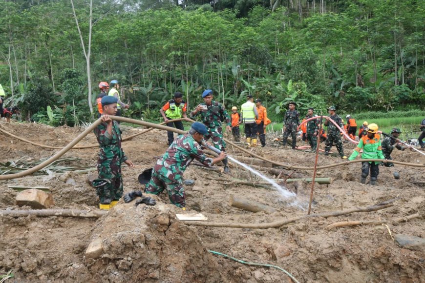 Operasi Pencarian Longsor Situkung Diperkuat 19 Warga Masih Hilang