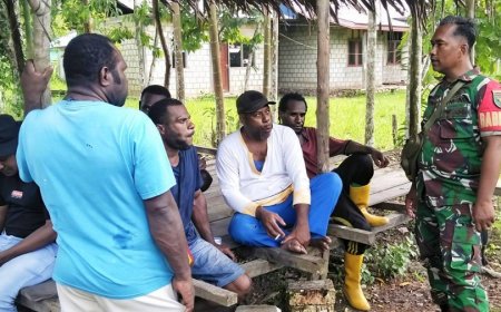 Antisipasi Kerawanan, Babinsa Gelar Komsos dengan Pemuda Kampung Imestum Jayapura
