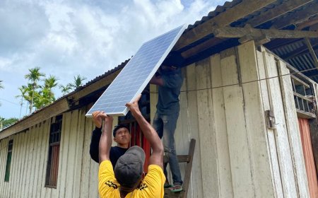 Jelang Natal 2025, Satuan Yonif TP 809/NTM Terangi Gereja di Pedalaman Sarmi dengan Bantuan Solar Cell