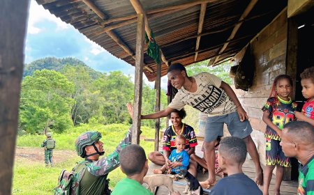 Anjangsana Penuh Kasih TNI Pererat Keharmonisan di Kampung Mot