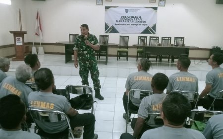 Danramil 20 Bojong Berikan Pembekalan Peraturan Baris-Berbaris kepada Linmas Desa Rembul