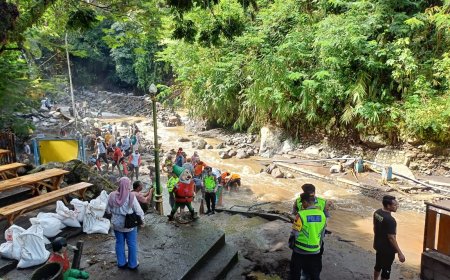 Anggota Kodim 0712 Tegal Laksanakan Pembersihan Objek Wisata Guci Pascabanjir