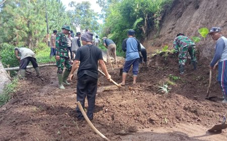 Anggota Koramil 19 Bumijawa Bersama Instansi Terkait Kerja Bakti Bersihkan Material Longsor