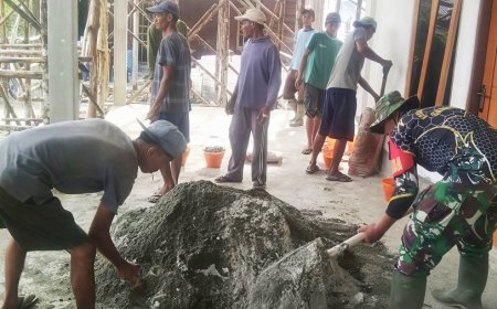 Babinsa Koramil Skanto Gotong Royong Pengecoran Teras Mushola