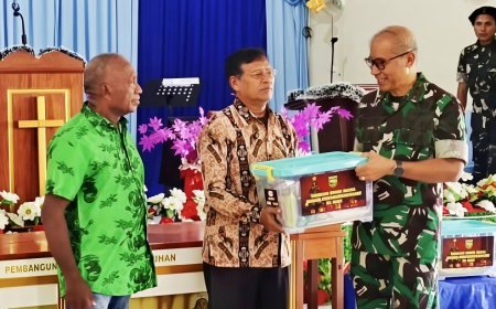 Berbagi Kasih Natal, Dandim 1701/Jayapura Dampingi Pangdam XVII/Cenderawasih Salurkan 500 Paket Sembako