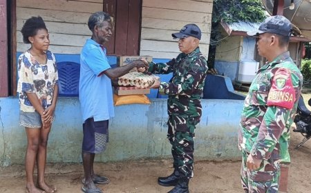 Danramil Okaba Serahkan Bingkisan Kasih Natal kepada Ketua Adat Mayo Daman