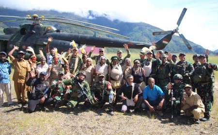 Bara Api Hangatkan Warga Kiwirok: Pangkogabwilhan III didampingi Pangkoops Swasembada Hadiri Tradisi Bakar Batu