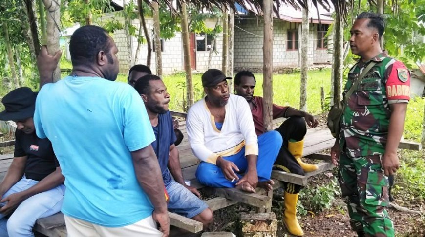 Antisipasi Kerawanan, Babinsa Gelar Komsos dengan Pemuda Kampung Imestum Jayapura