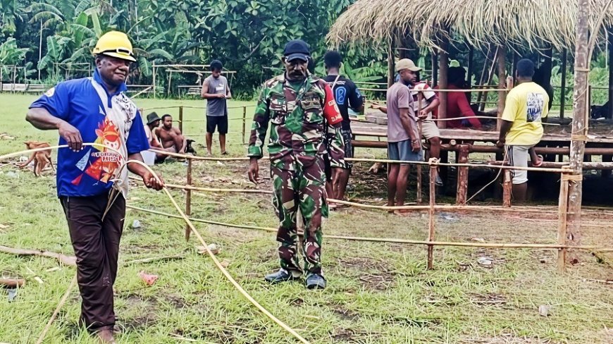 Sambut Natal dan Tahun Baru, Babinsa Koramil Demta Bersama Warga Kompak Bangun Pondok Natal