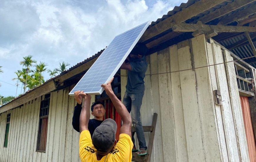 Jelang Natal 2025, Satuan Yonif TP 809/NTM Terangi Gereja di Pedalaman Sarmi dengan Bantuan Solar Cell
