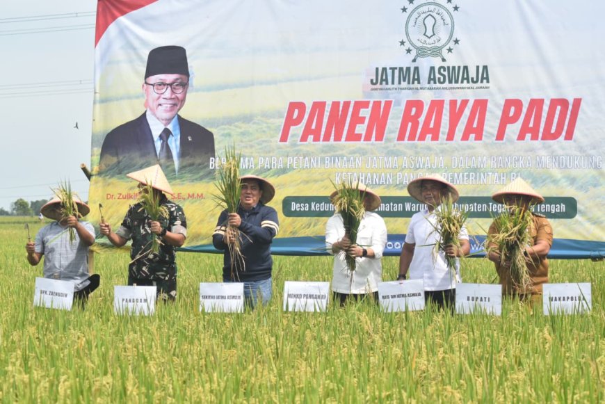 Pangdam IV Diponegoro Dampingi Menko Pangan RI pada Panen Raya Padi di Desa Kedungjati, Warureja, Kabupaten Tegal