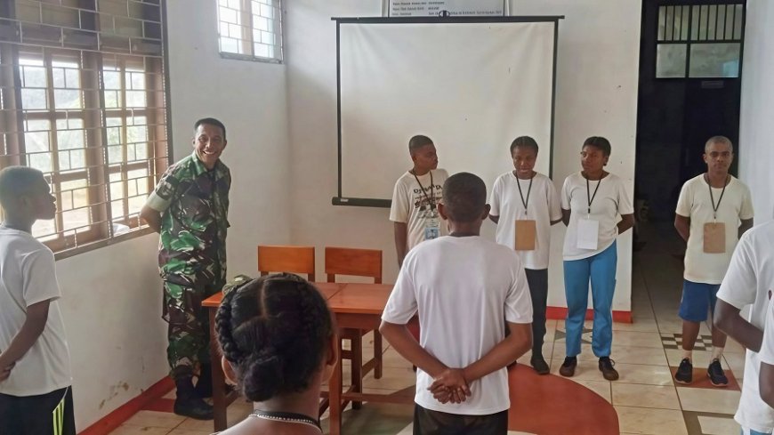 Bangun Karakter, Babinsa Depapre Ingatkan Pelajar untuk Teladani Pahlawan