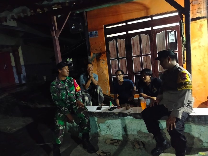 Babinsa Koramil 05 Suradadi Bersama Bhabinkamtibmas Laksanakan Komsos dengan Warga Desa Jatimulya