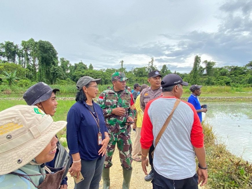 Babinsa-Bhabinkamtibmas Skanto Bantu Latih Petani Dari Kabupaten Sarmi